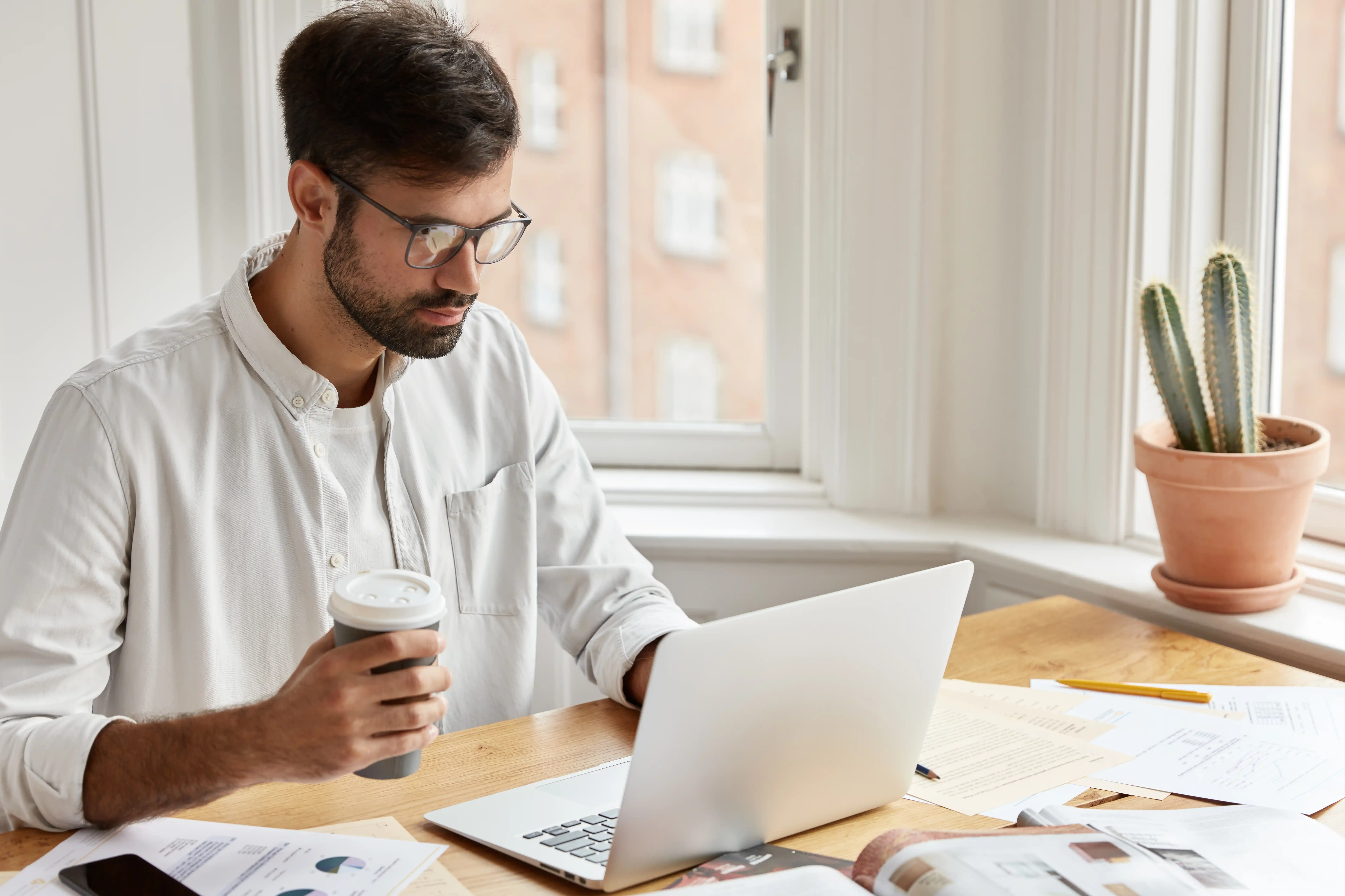 Evden dizüstü bilgisayarla çalışan bir freelancer